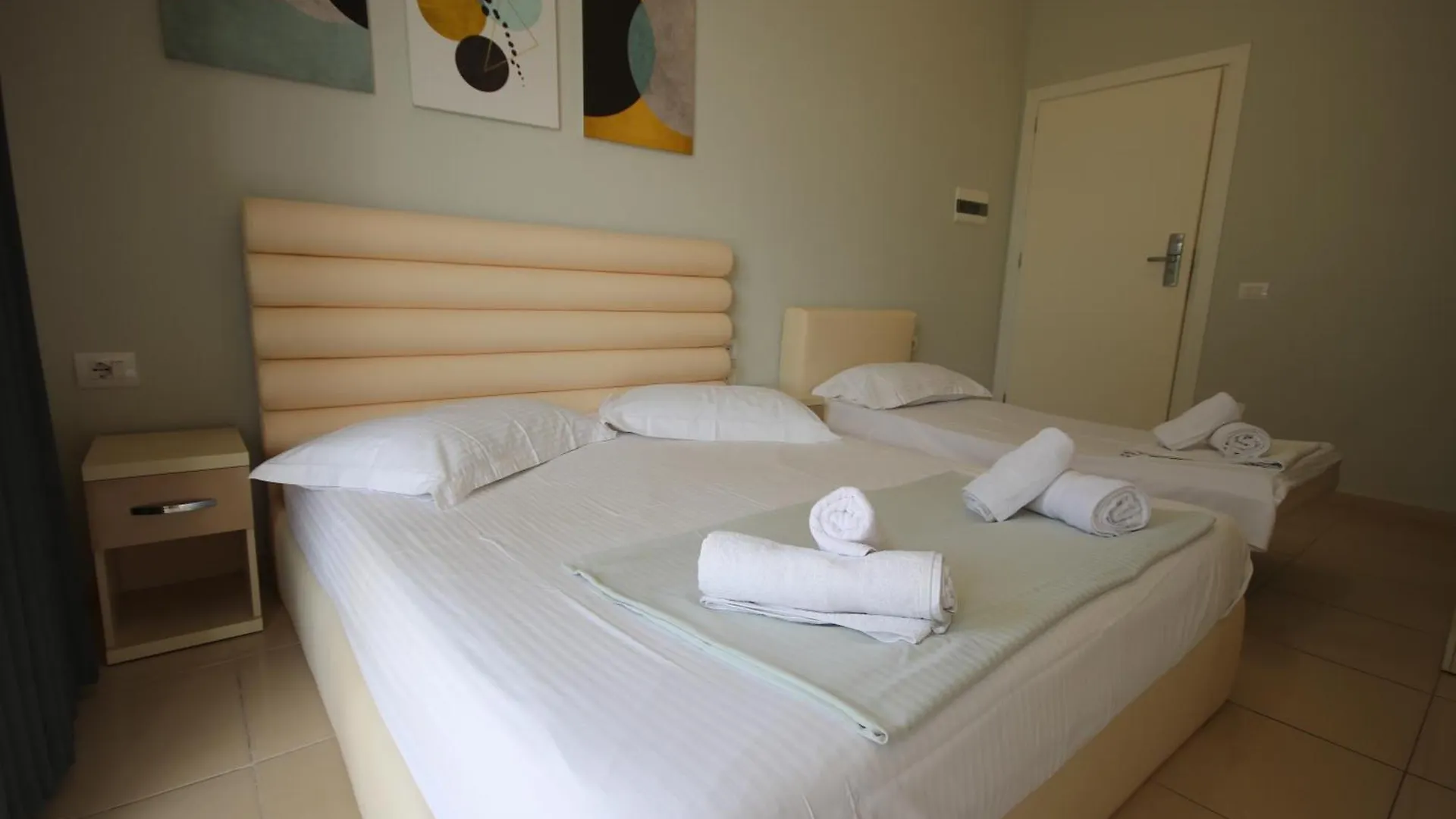 Fane'S Rooms Himare Hotel