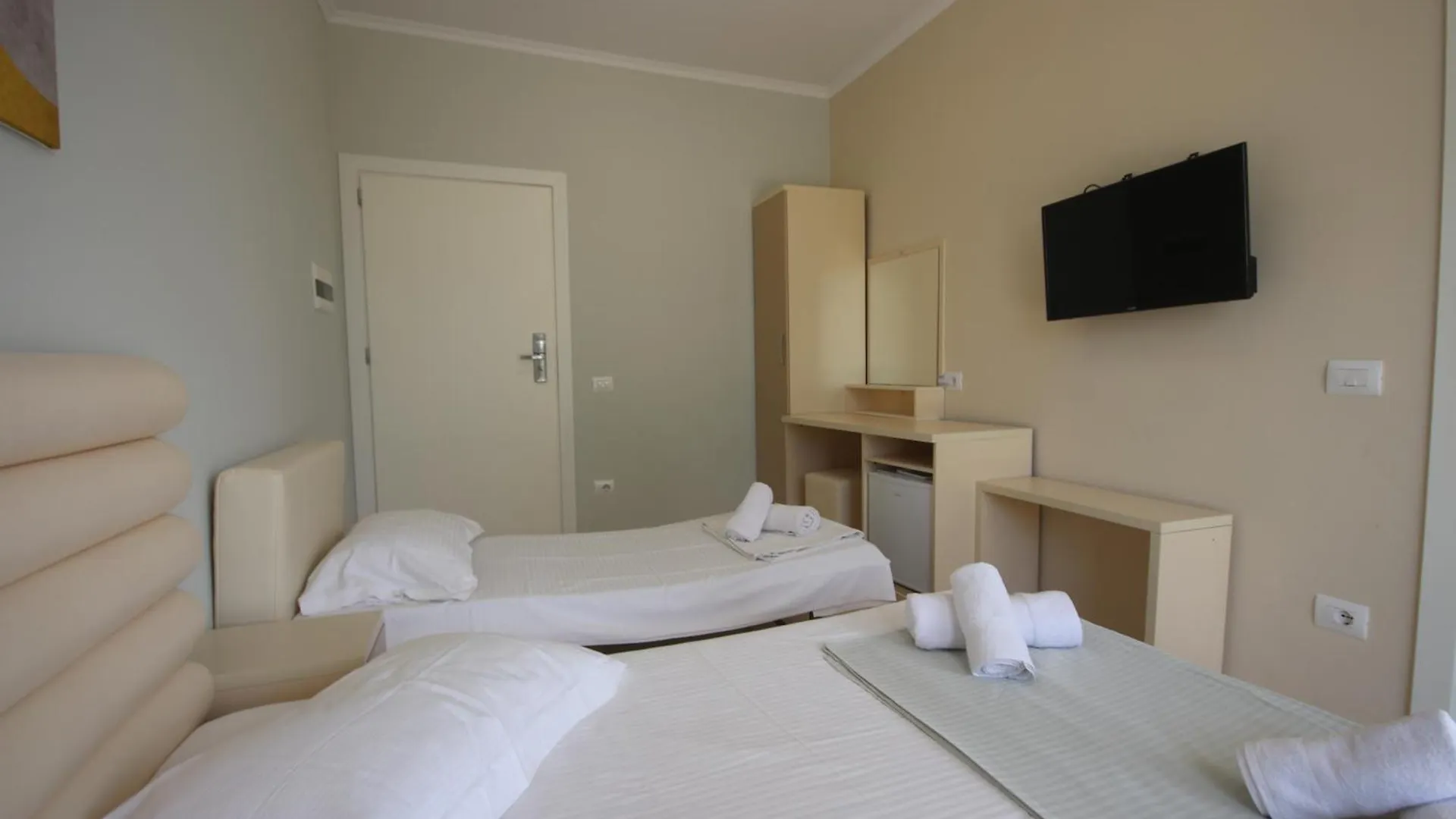 Fane'S Rooms Himare Hotel