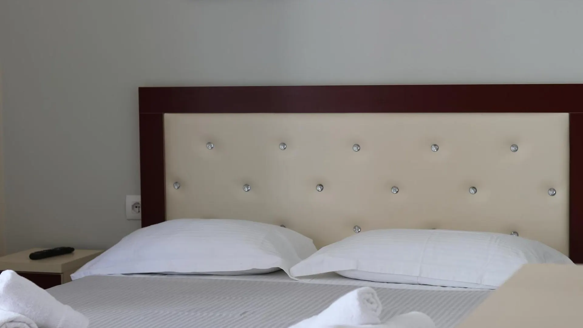 Fane'S Rooms Himare Hotel